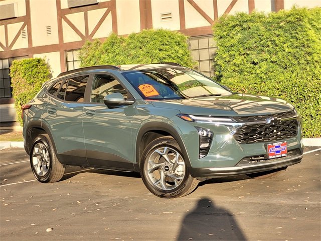 Used 2025 Chevrolet Trax LT w/ LPO, Blackout Package image 2