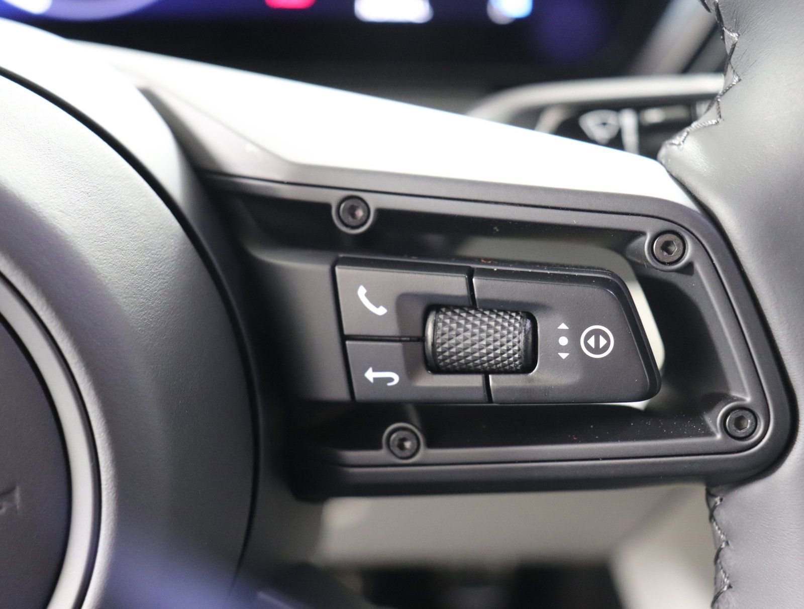 Certified 2025 Porsche Macan 4S Electric AWD/4WD image 21