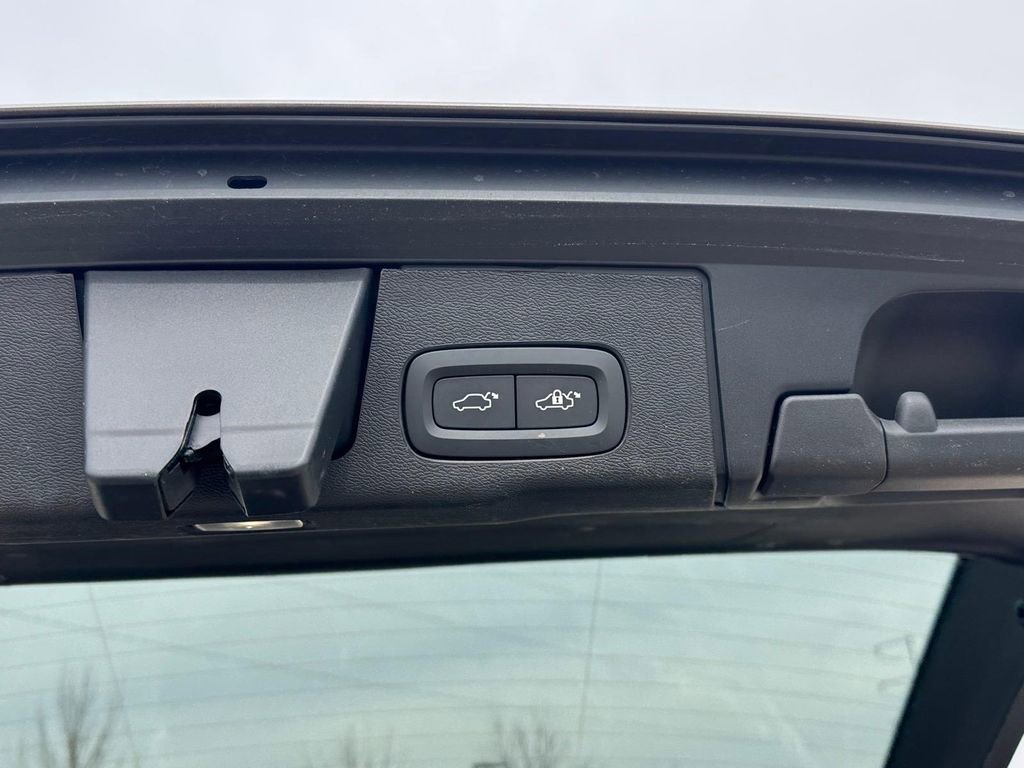 Certified 2026 Volvo XC60 B5 Plus w/ Protection Package Premier image 6