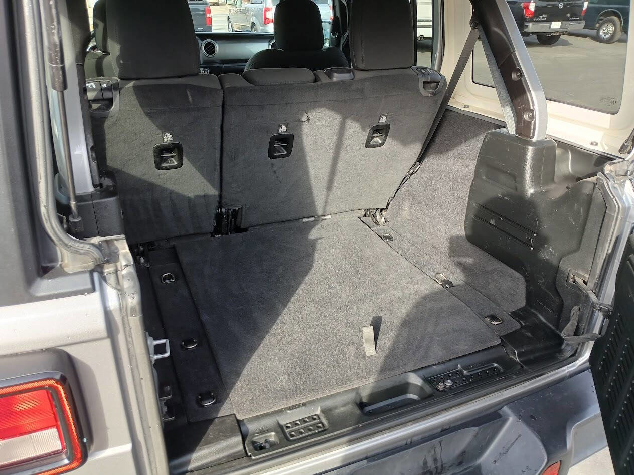 Used 2020 Jeep Wrangler Unlimited Sahara image 29
