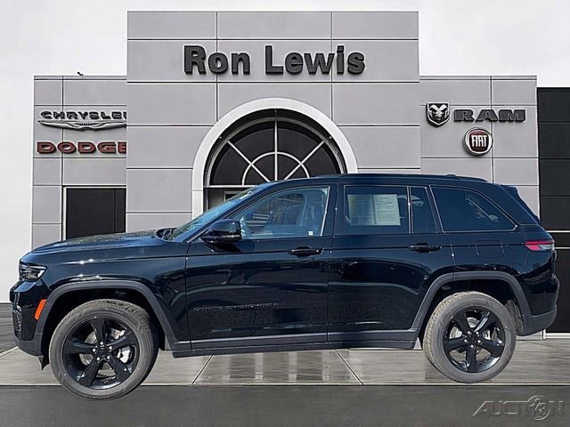 Used 2023 Jeep Grand Cherokee Limited w/ Black Appearance Package AWD/4WD video 1