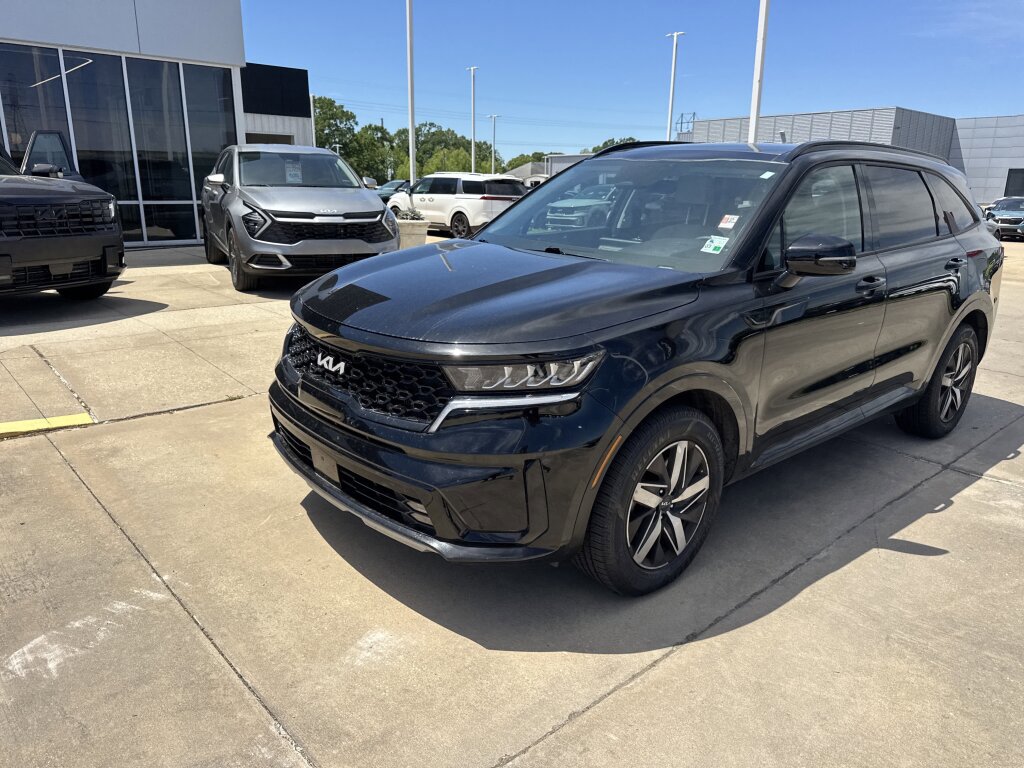 Certified 2023 Kia Sorento EX w/ Panoramic Sunroof Package image 3