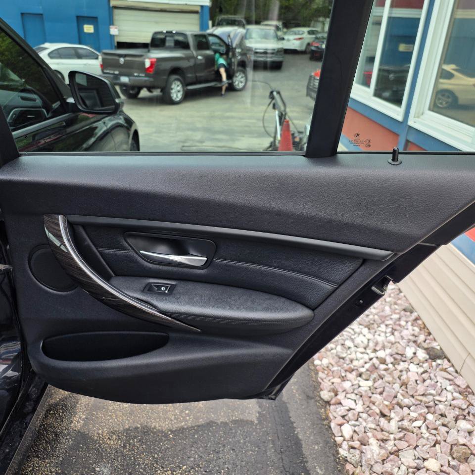 Used 2017 BMW 320i xDrive Sedan AWD/4WD image 31