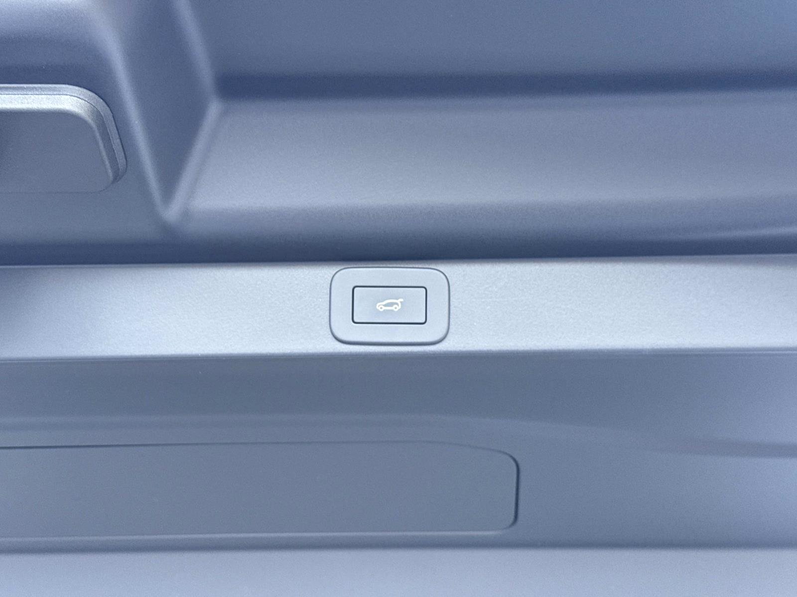 New 2026 Land Rover Range Rover Long Wheelbase SE image 12