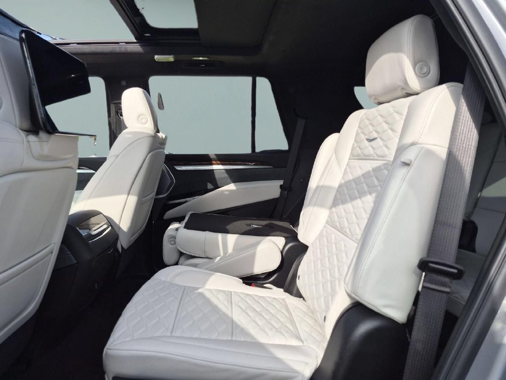 New 2026 Cadillac Escalade Platinum Sport w/ LPO, ONYX Package AWD/4WD image 24