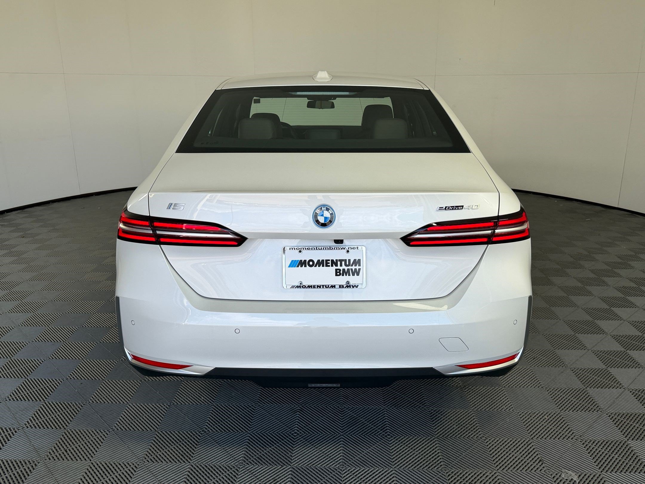 Used 2027 BMW i5 eDrive40 w/ Convenience Package RWD image 10