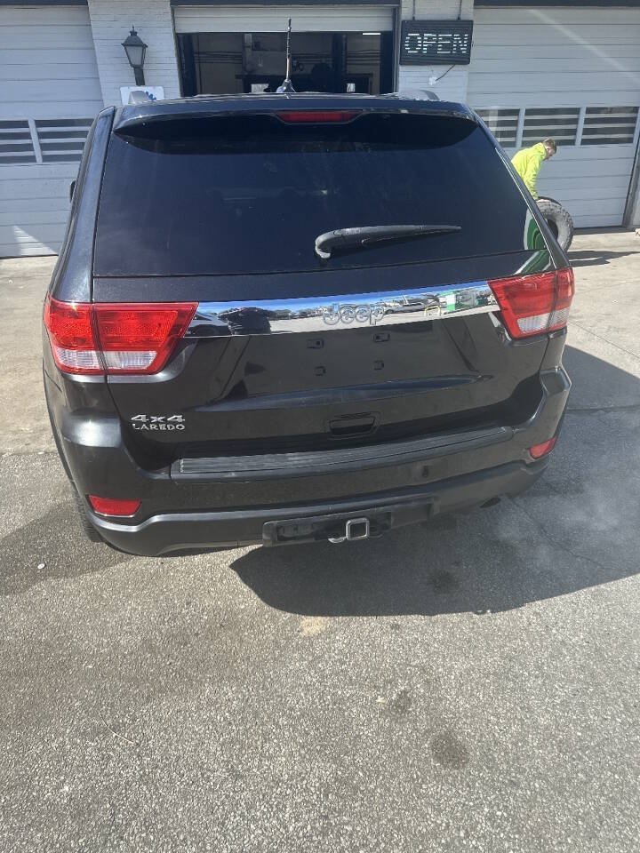 Used 2011 Jeep Grand Cherokee Laredo AWD/4WD image 5