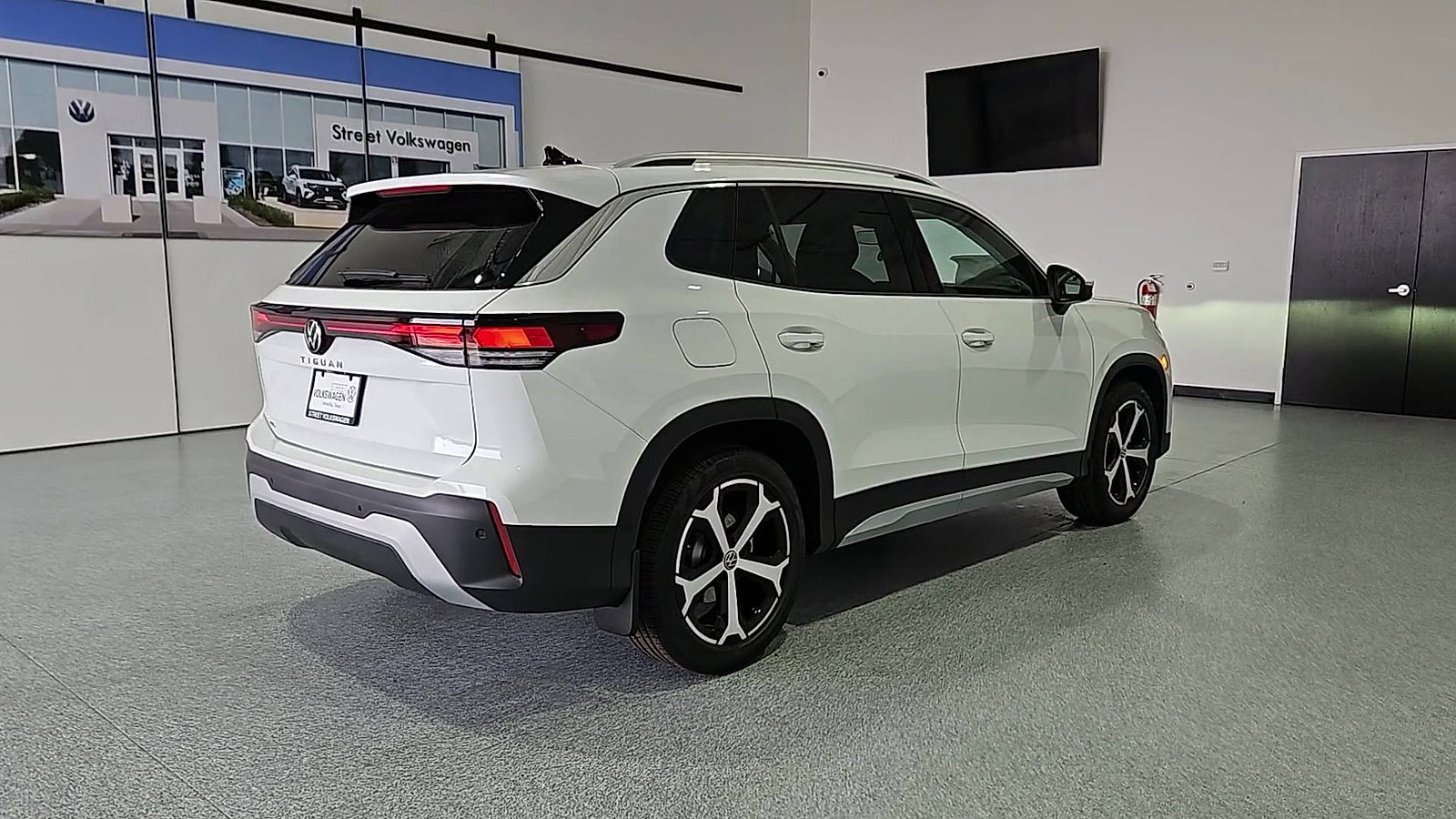 New 2026 Volkswagen Tiguan SE FWD image 9