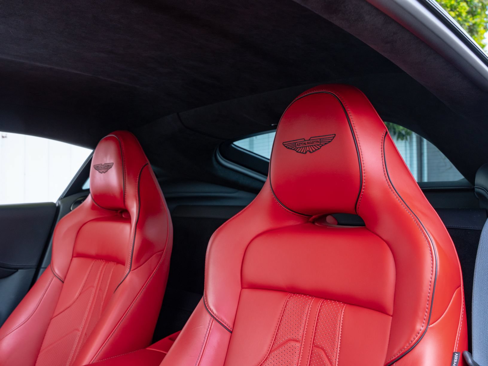 Used 2025 Aston Martin V8 Vantage Coupe RWD image 5