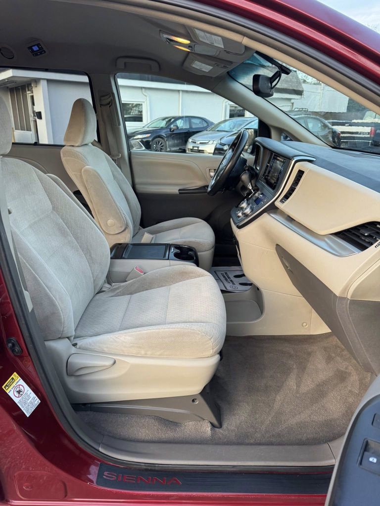 Used 2015 Toyota Sienna LE image 7