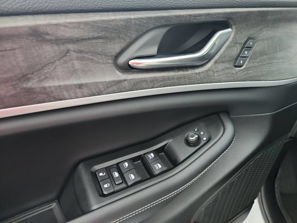 Certified 2025 Jeep Grand Cherokee Limited w/ Black Appearance Package AWD/4WD image 23