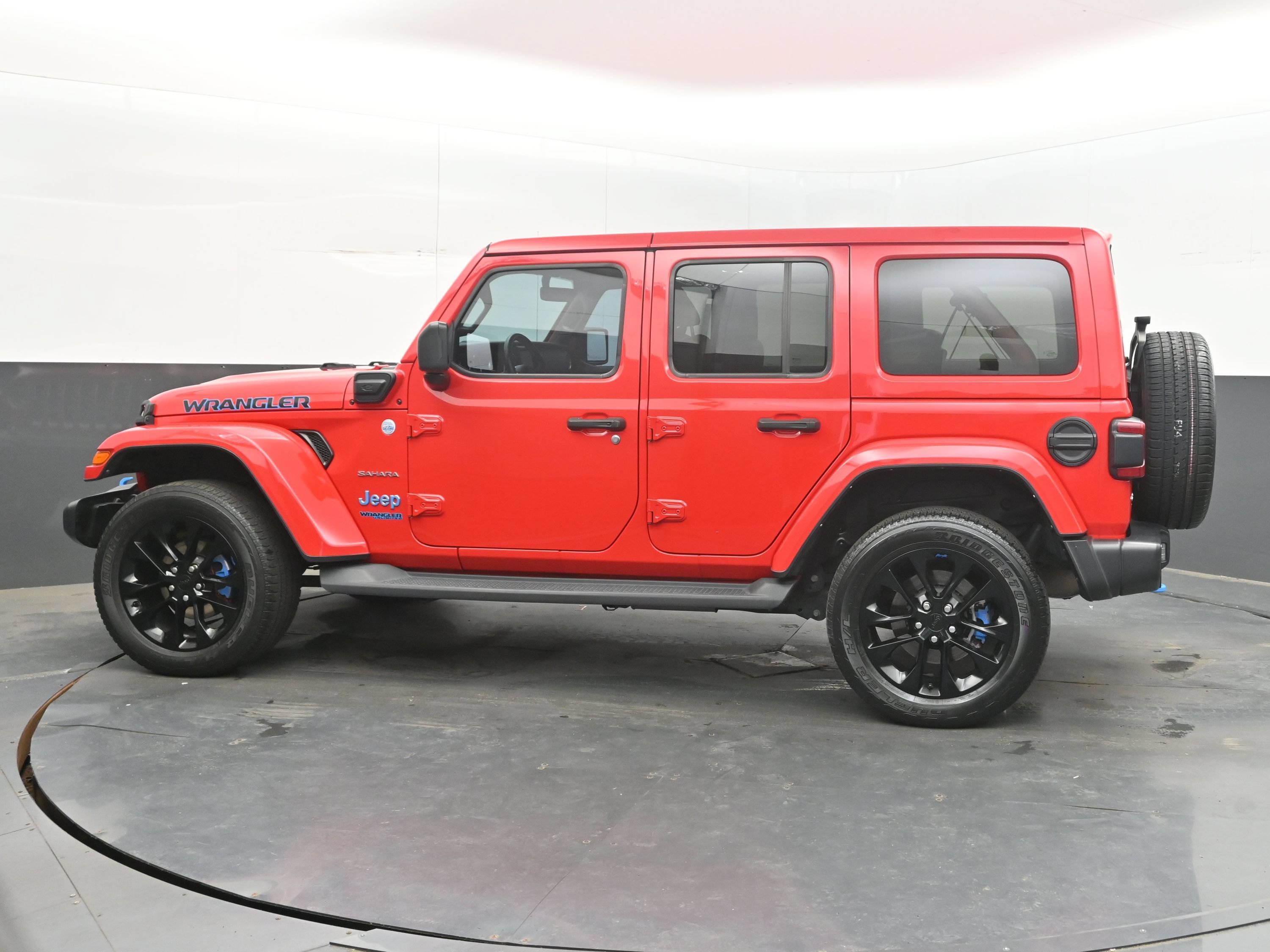 Used 2022 Jeep Wrangler Unlimited Sahara w/ Cold Weather Group AWD/4WD image 7