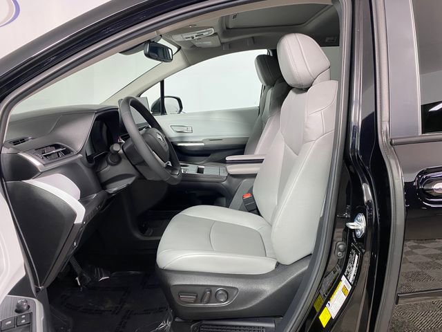 Used 2025 Toyota Sienna XLE AWD/4WD image 12
