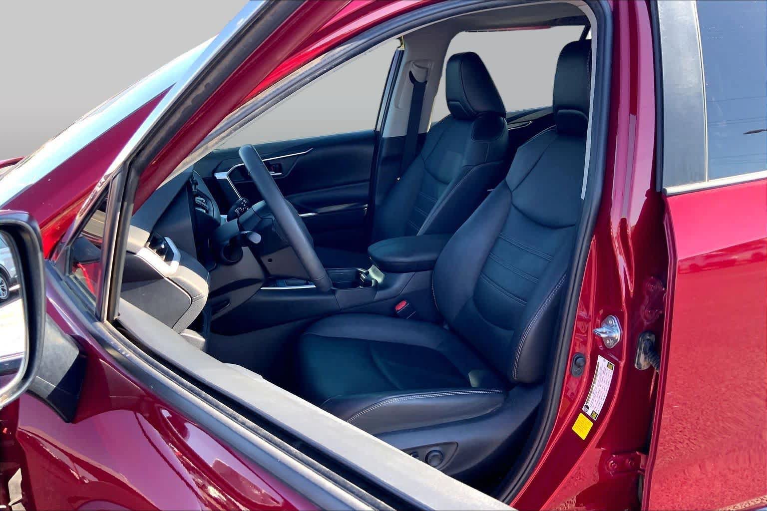 Used 2021 Toyota RAV4 XLE Premium FWD image 8