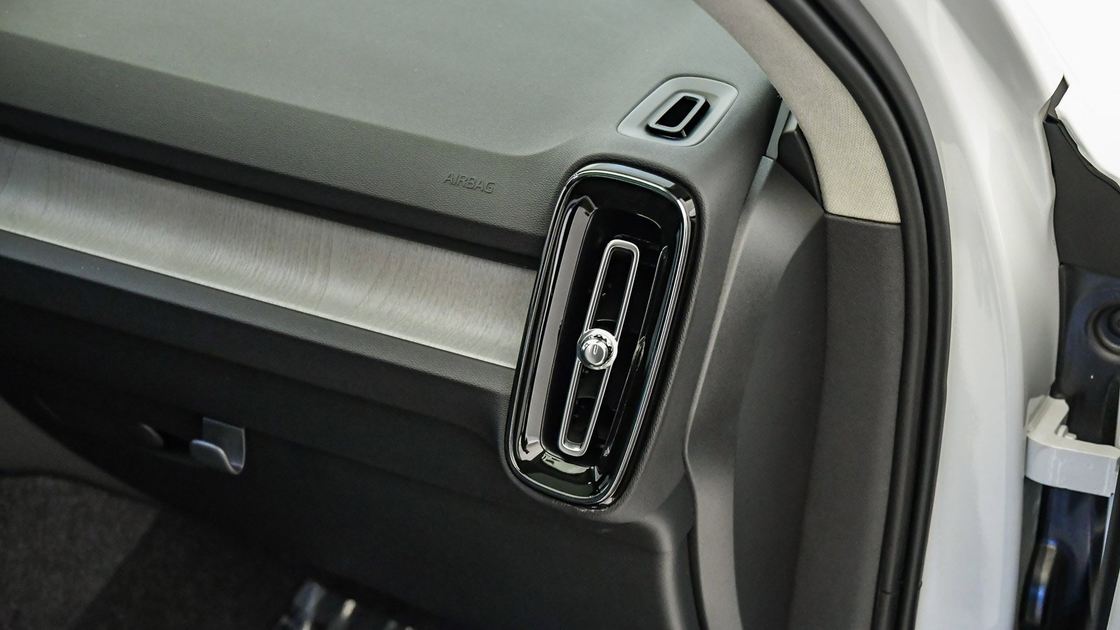 Certified 2025 Volvo XC40 B5 Core w/ Protection Package Premier image 17