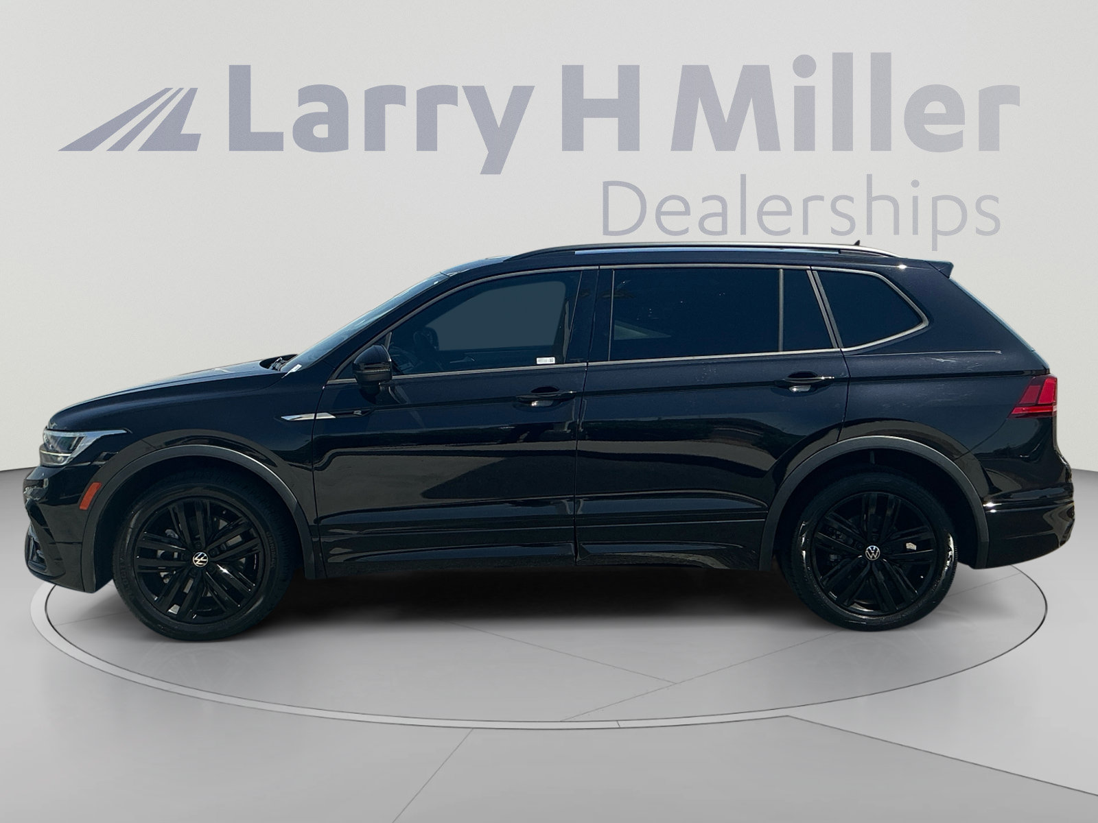 Used 2022 Volkswagen Tiguan SE R-Line FWD image 2