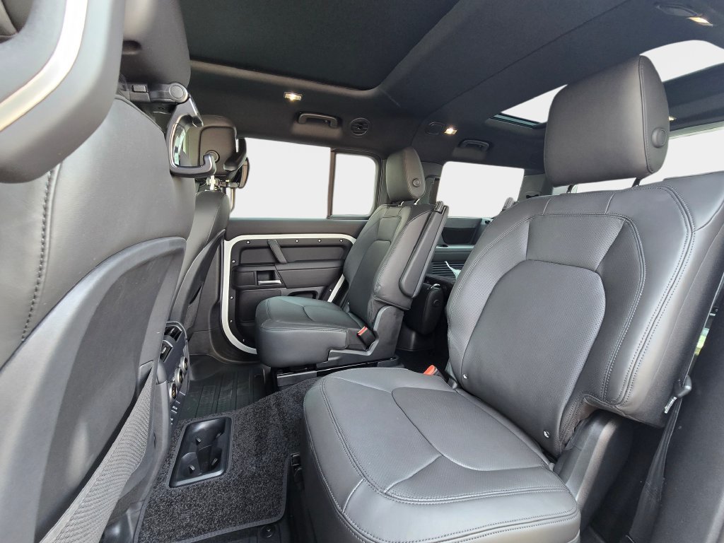 New 2026 Land Rover Defender 130 X-Dynamic SE AWD/4WD image 14