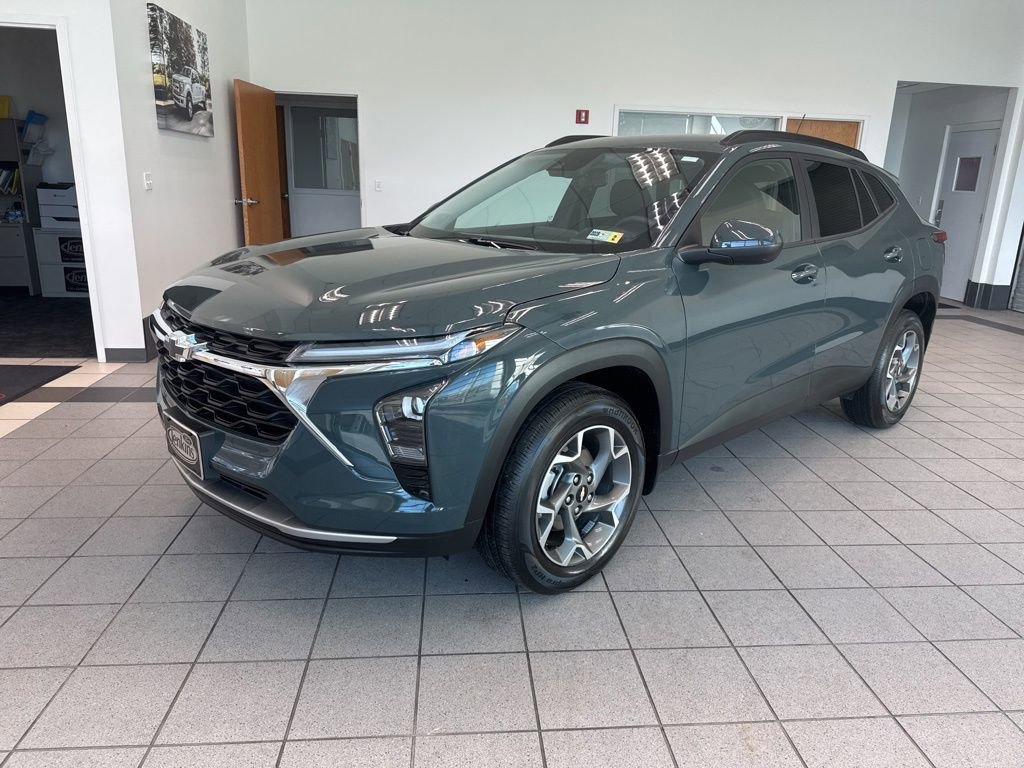 Used 2025 Chevrolet Trax LT w/ LT Convenience Package FWD image 8