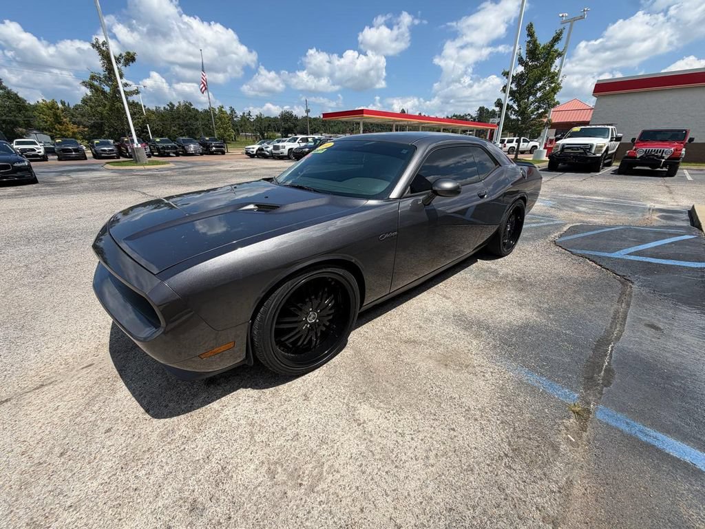 Used 2014 Dodge Challenger SXT RWD image 3