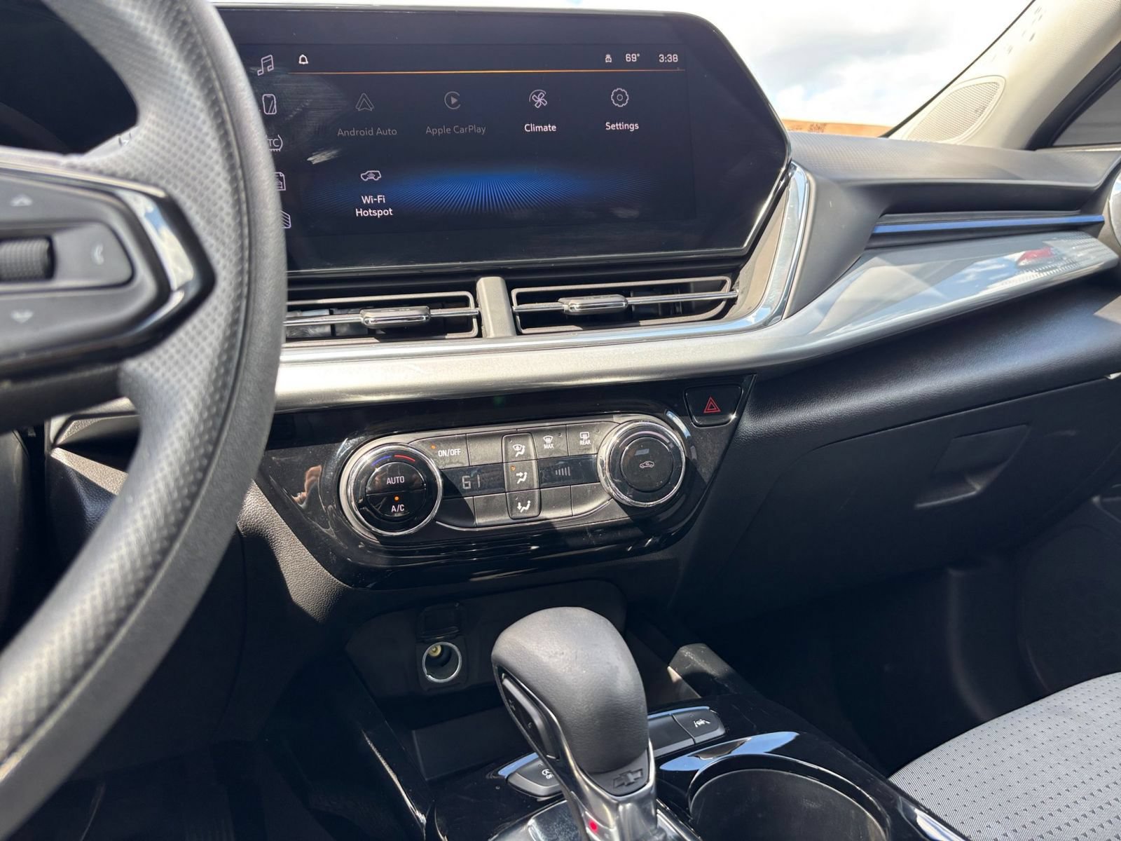 Used 2025 Chevrolet Trax LT FWD image 17