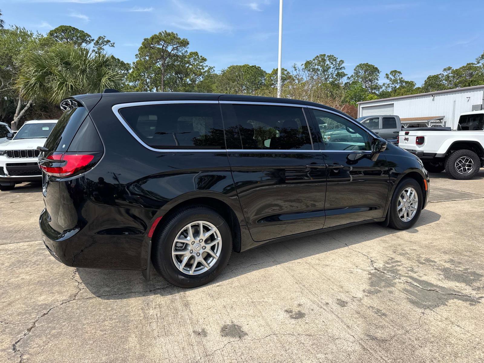 New 2026 Chrysler Pacifica Select FWD image 3