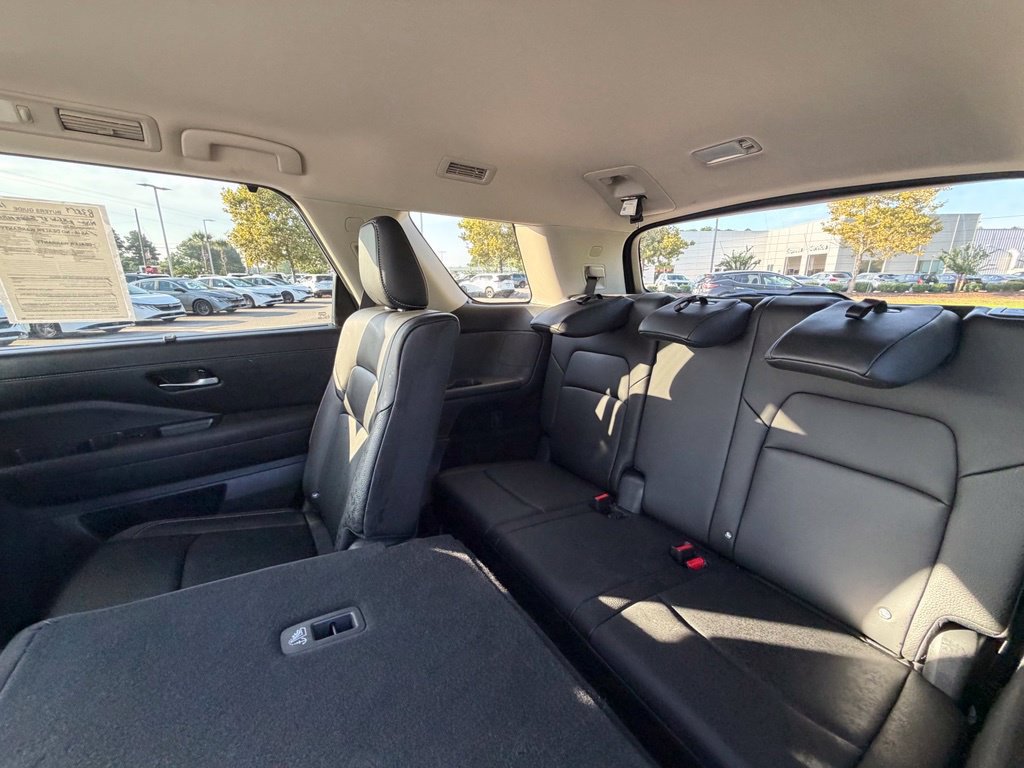 Certified 2025 Nissan Pathfinder SL FWD image 24