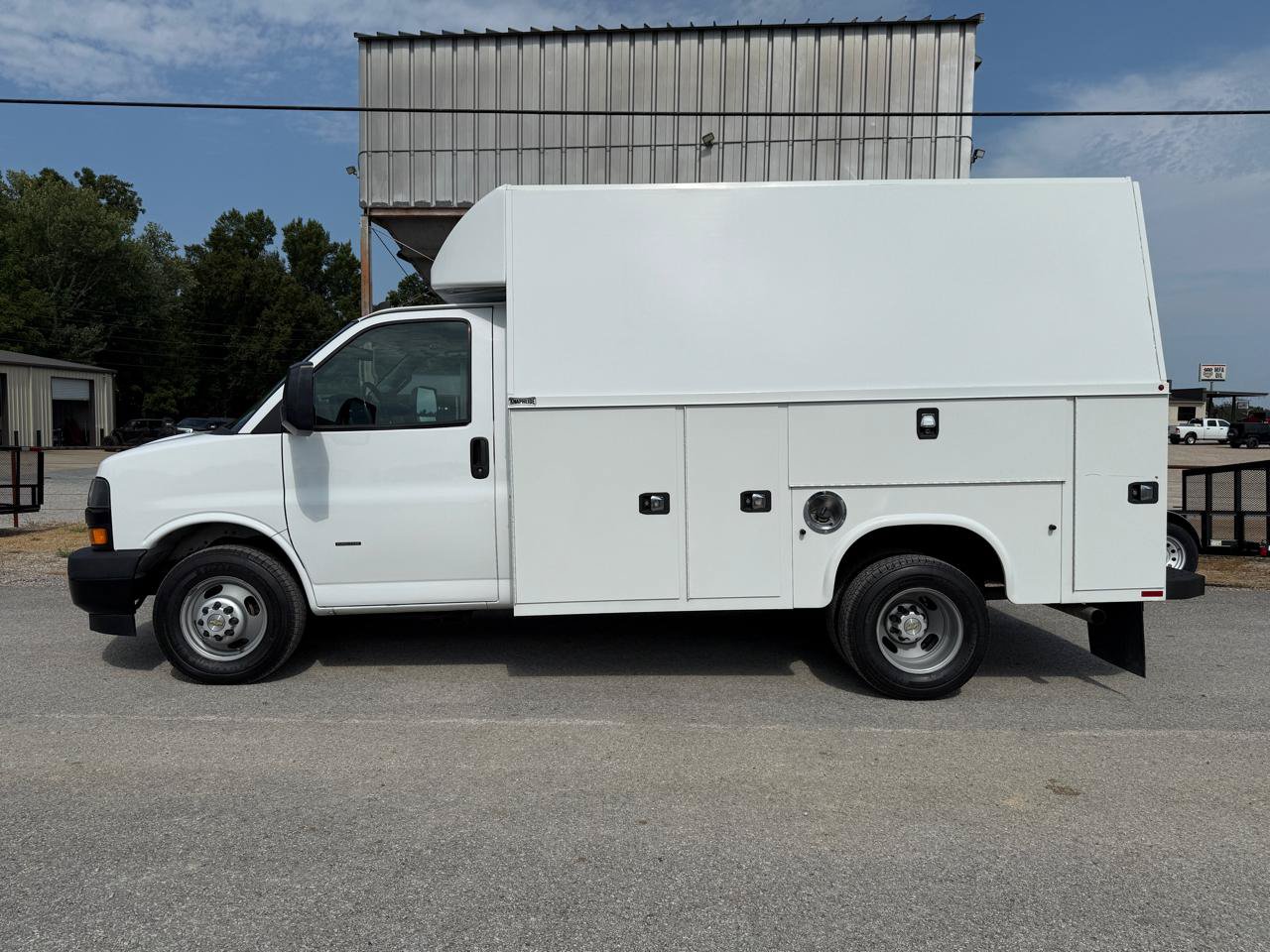 Used 2021 Chevrolet Express 3500 w/ Power Convenience Package RWD image 2