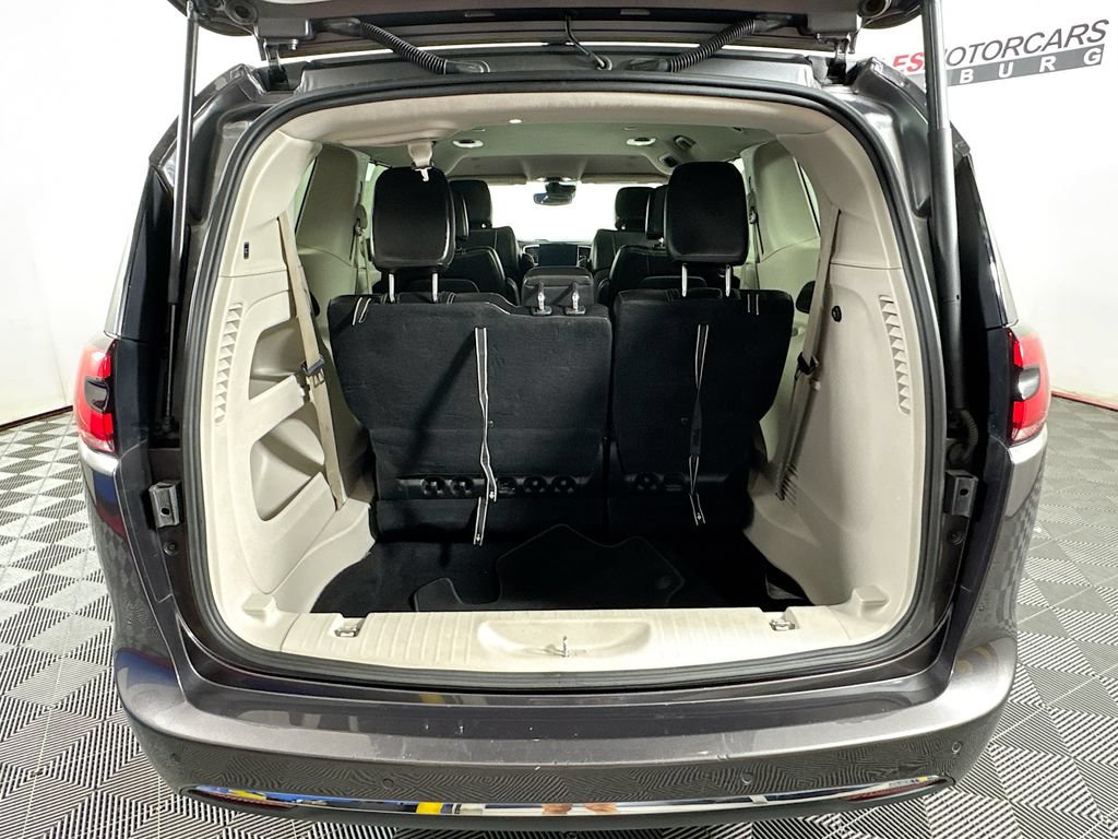 Used 2023 Chrysler Pacifica Touring-L FWD image 25