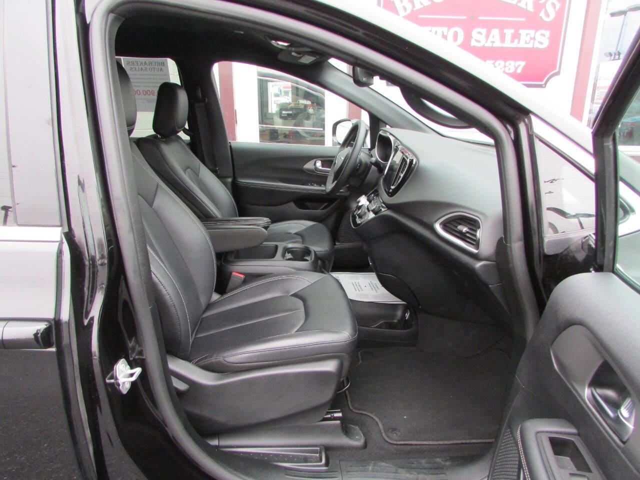 Used 2025 Chrysler Pacifica Select FWD image 8