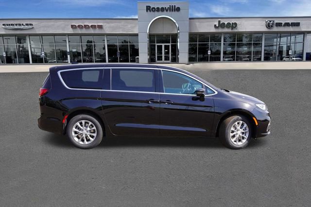 New 2026 Chrysler Pacifica Select image 2