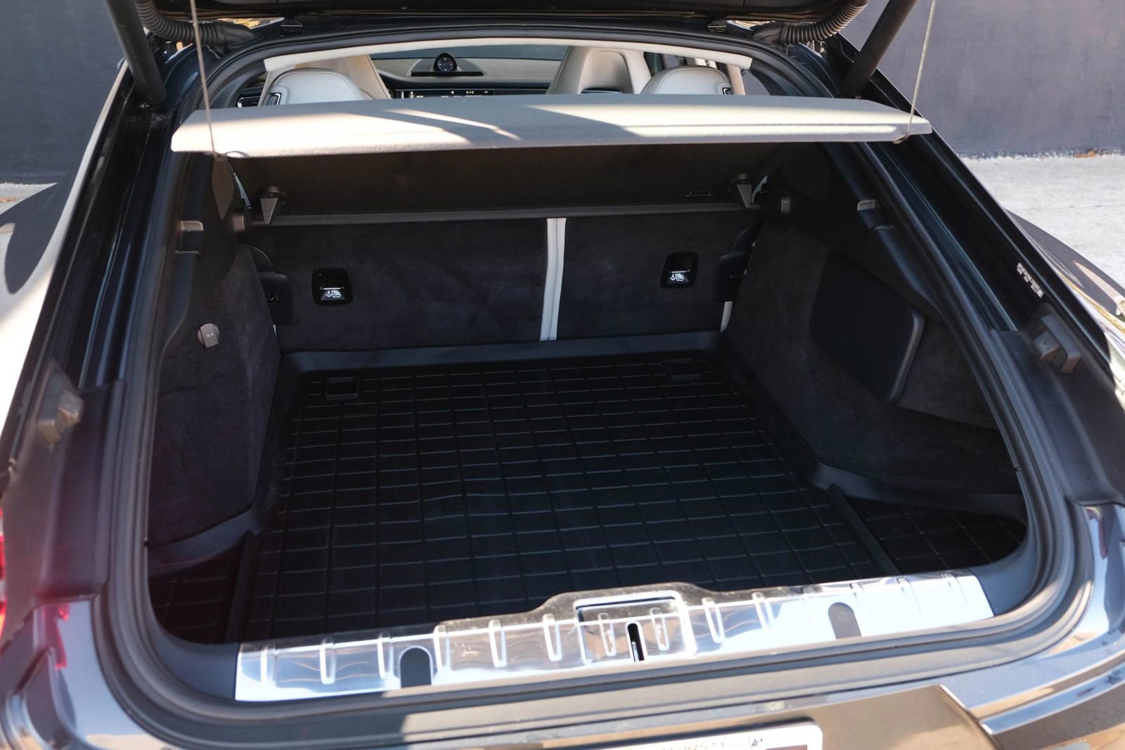 Used 2017 Porsche Panamera Turbo w/ Carbon Fiber Interior Package image 26