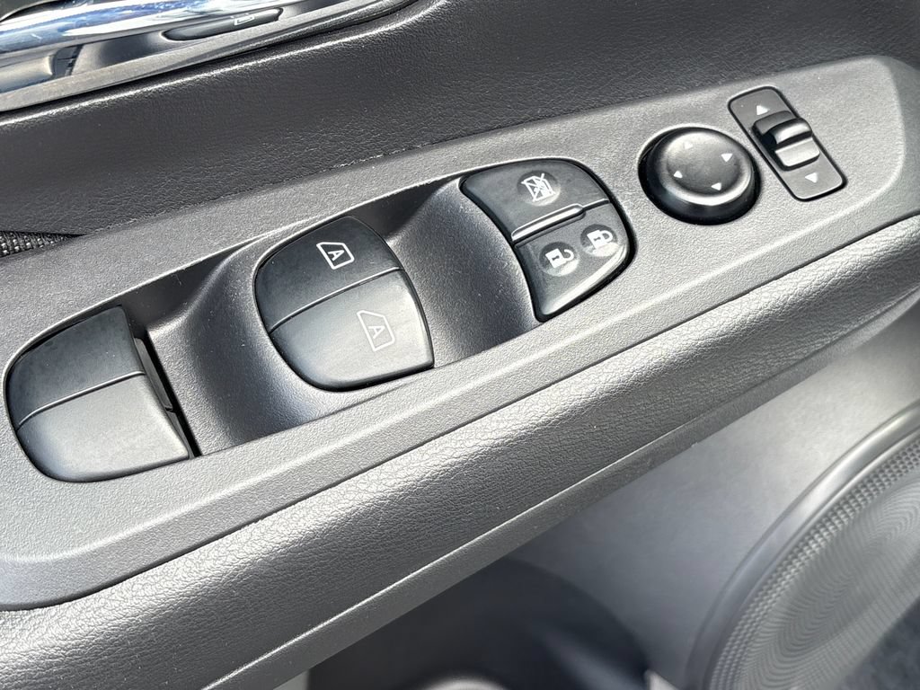 Used 2022 Nissan Kicks SV FWD image 6