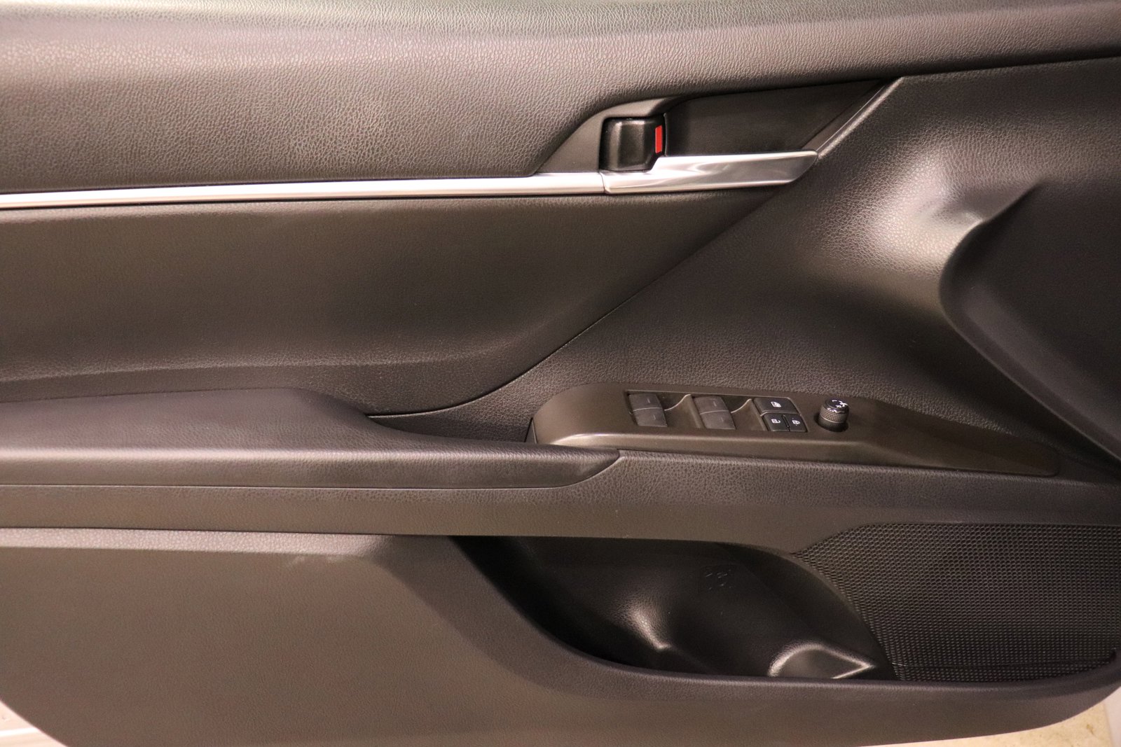 Used 2022 Toyota Camry LE image 11