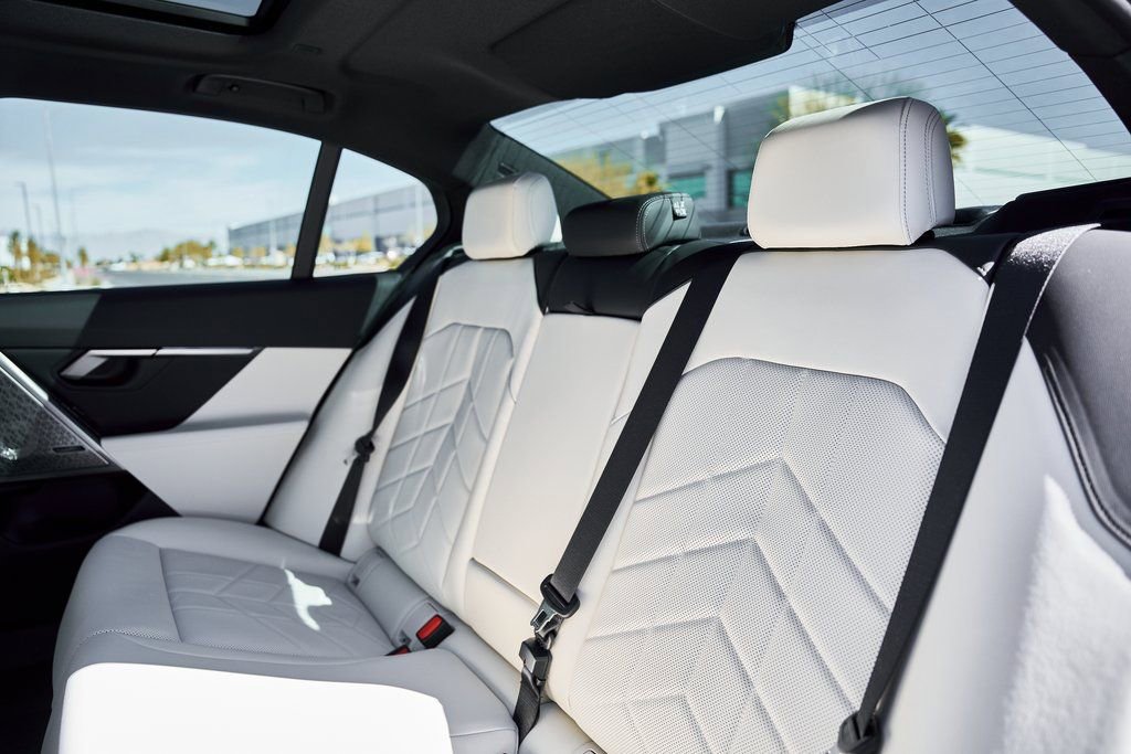 Used 2026 BMW 550e xDrive image 42