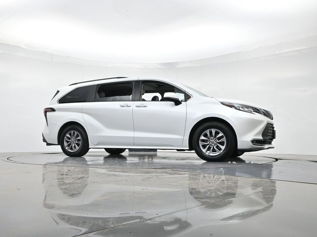 Used 2022 Toyota Sienna XLE image 31