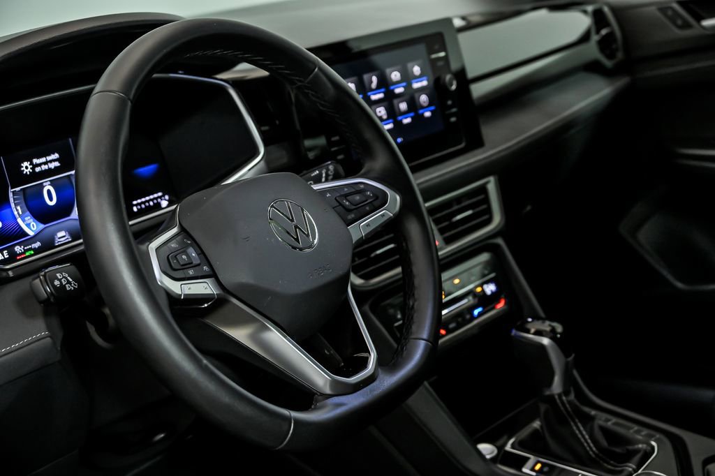 Used 2025 Volkswagen Taos SE AWD/4WD image 16