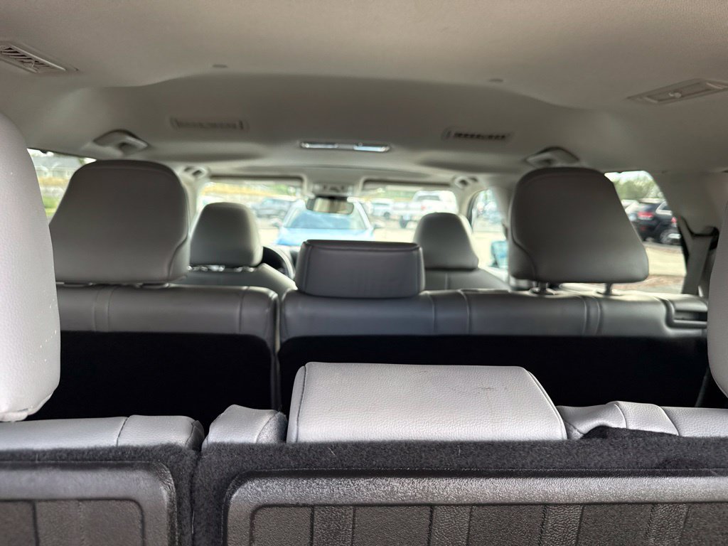 Used 2024 Toyota Highlander XLE AWD/4WD image 19