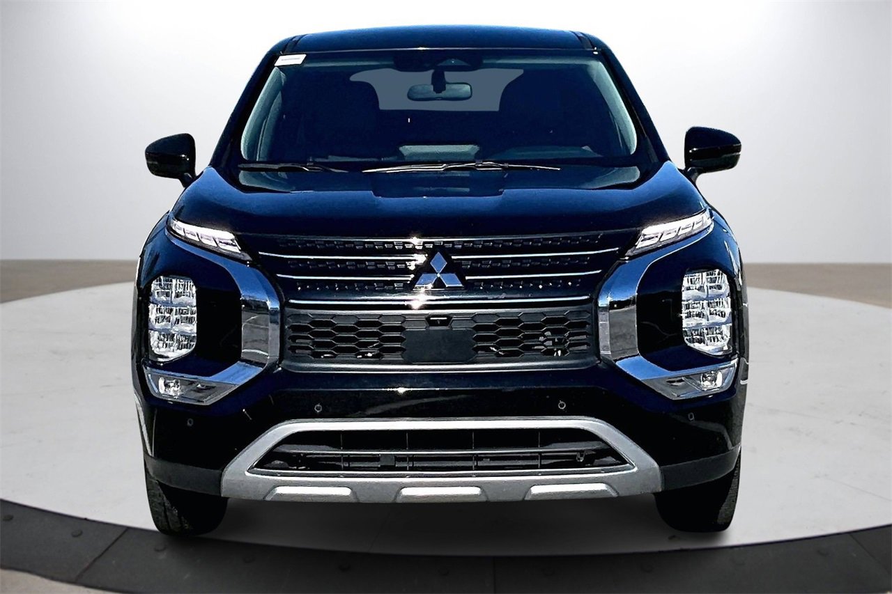 Used 2024 Mitsubishi Outlander SE image 3