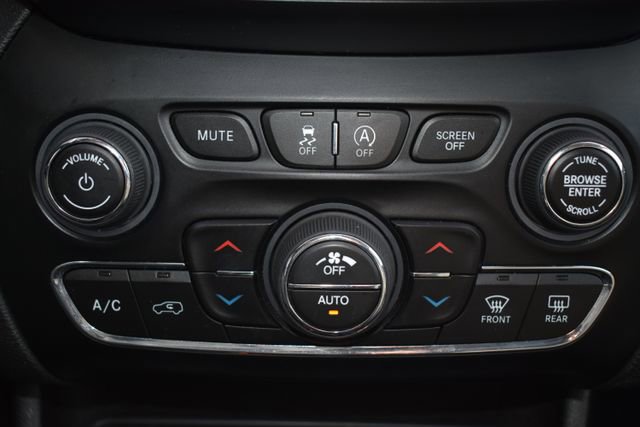 Used 2019 Jeep Cherokee Latitude Plus AWD/4WD image 30