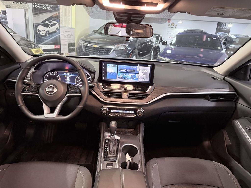 Used 2025 Nissan Altima 2.5 SV w/ SV Premium Package FWD image 14