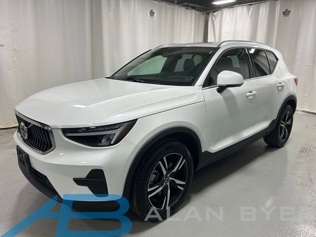 Used 2025 Volvo XC40 B5 Core AWD/4WD image 1