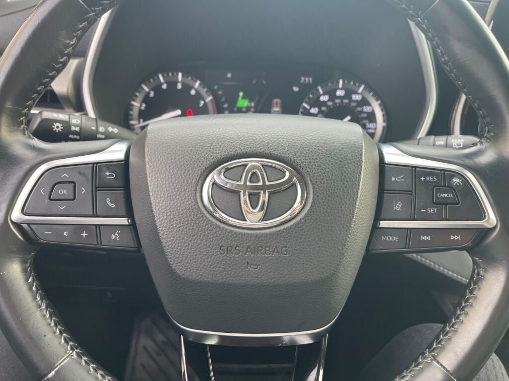 Used 2021 Toyota Highlander XLE AWD/4WD image 19