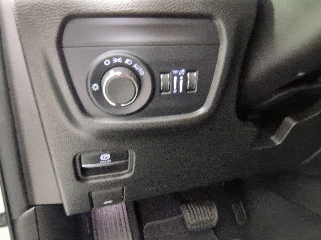 Certified 2025 Jeep Grand Cherokee Altitude AWD/4WD image 25