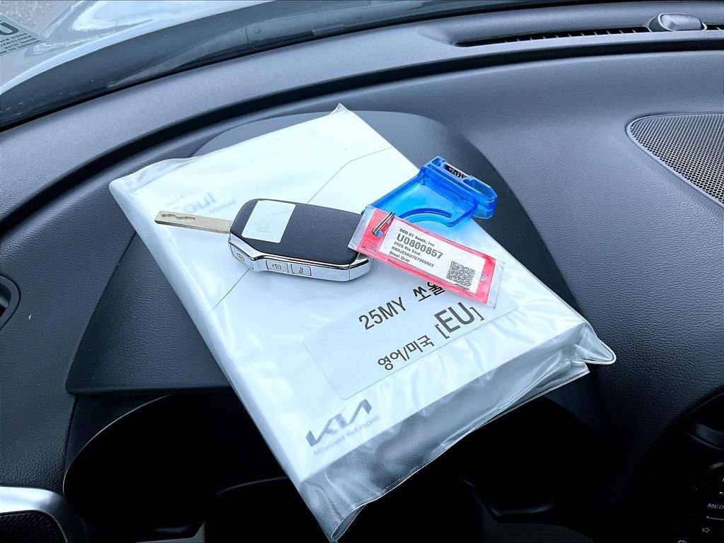 Used 2025 Kia Soul LX w/ LX Technology Package FWD image 29