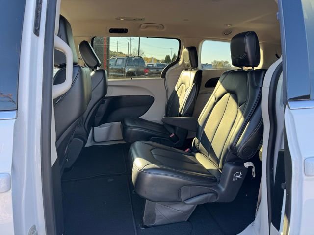Used 2024 Chrysler Pacifica Touring-L image 12