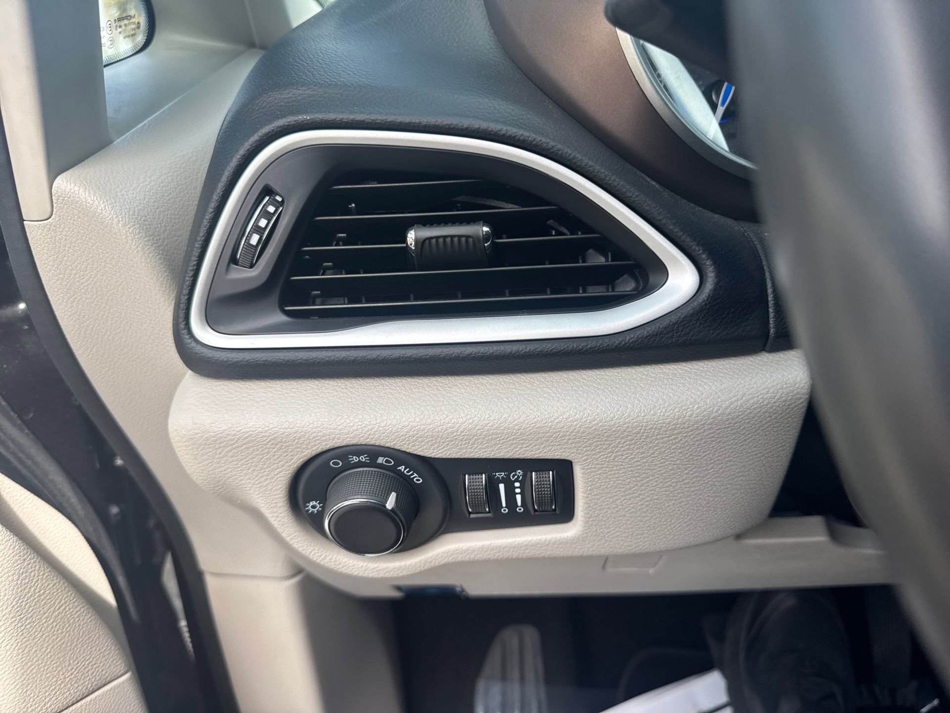 Used 2023 Chrysler Voyager LX image 36