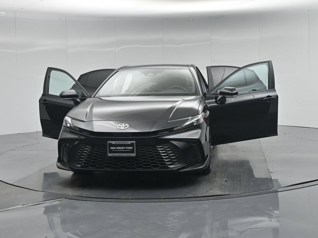 Used 2026 Toyota Camry SE FWD image 32