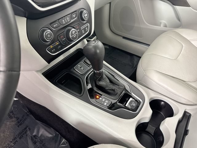 Used 2019 Jeep Cherokee Limited w/ Luxury Group FWD image 18