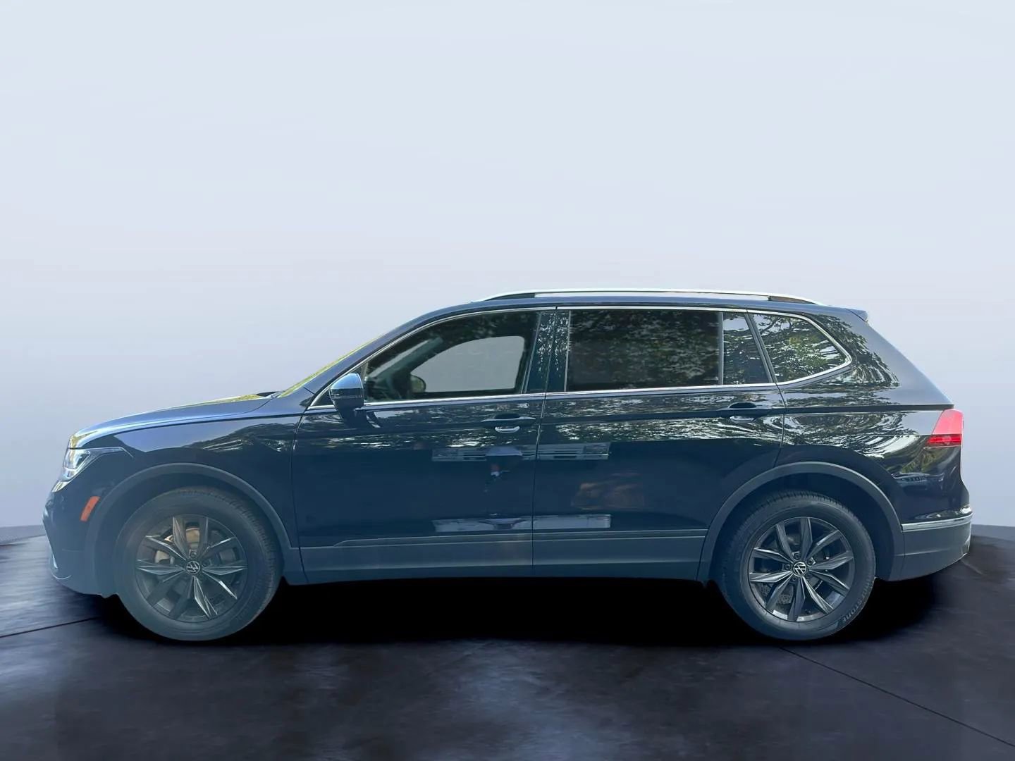 Used 2024 Volkswagen Tiguan SE image 2