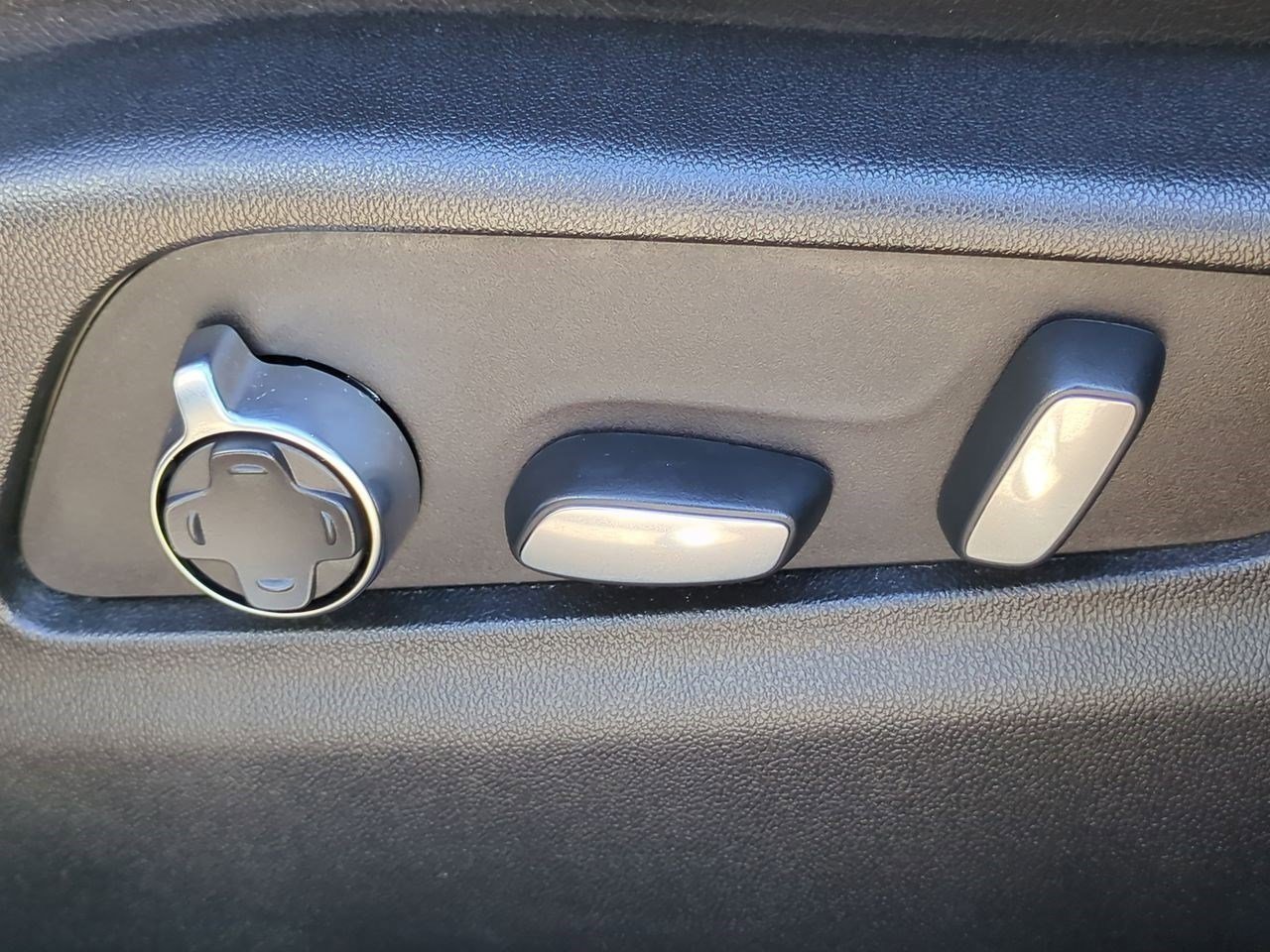 Certified 2023 Cadillac XT4 Sport w/ Cold Weather Package image 19